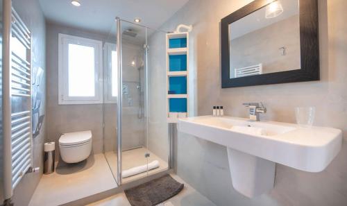 een badkamer met een wastafel, een douche en een toilet bij Amazing 3 bedroom penthouse in Plaza España in Barcelona