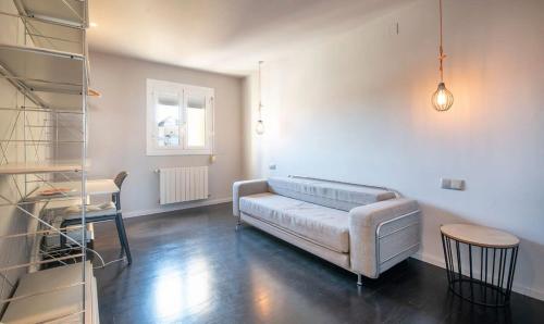een woonkamer met een bank en een tafel bij Amazing 3 bedroom penthouse in Plaza España in Barcelona