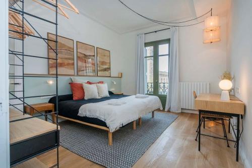 1 dormitorio con cama y escritorio. en Amazing 5 bedrooms 5 bathrooms by Plaza Catalunya en Barcelona