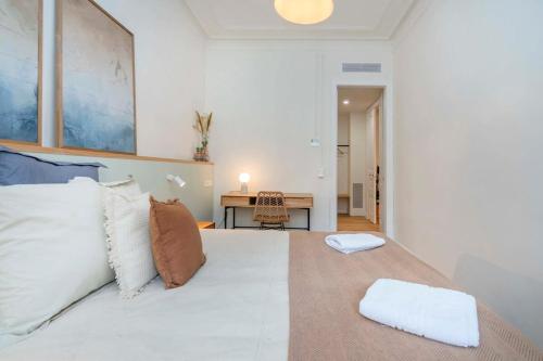 1 dormitorio con 1 cama blanca grande con almohadas en Amazing 5 bedrooms 5 bathrooms by Plaza Catalunya en Barcelona