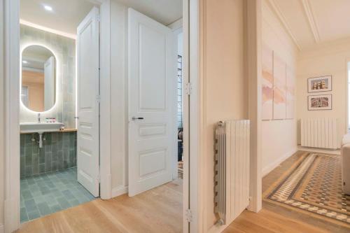 a bathroom with a white door and a mirror at Amazing 5 bd 5 bathroom next to Plaza Catalunya in Barcelona
