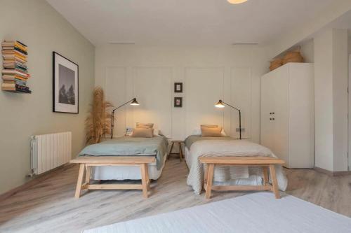 1 dormitorio con 2 camas y 2 mesas en Luxury 4-bedrooms in Rambla de Catalunya en Barcelona