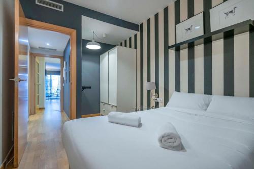 Postel nebo postele na pokoji v ubytování Modern and bright apartment in Eixample 2-2