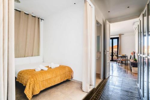 um quarto com uma cama com um cobertor amarelo em Historic Catalan 4BD apartment in Gran Vía em Barcelona