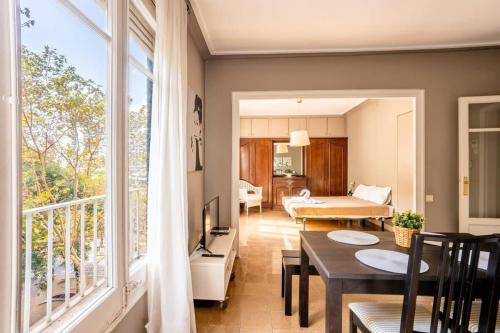 バルセロナにあるSants Estacio - Modern and comfy 4BD for 8 guestsのリビングルーム(ダイニングテーブル付)、リビングルーム(ソファ付)