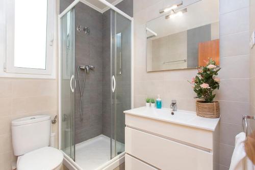 a bathroom with a shower and a toilet and a sink at 3BD in Poblenou next to the beach in Barcelona