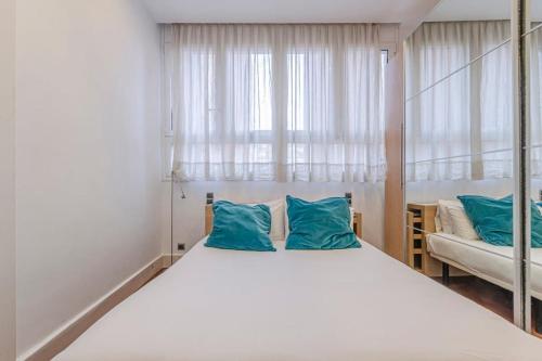 Posteľ alebo postele v izbe v ubytovaní Cozy and bright 3BD apartment by Gran Via