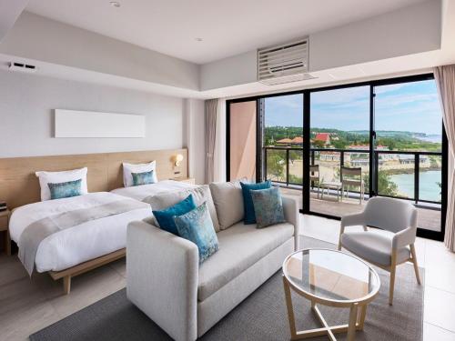 um quarto com uma cama e um sofá em Hotel Shigira Mirage Beach Front em Miyako Island