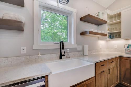 Birchwood的住宿－"4br Northwood Lake Getaway Relax Or Adventure!，厨房设有水槽和窗户。