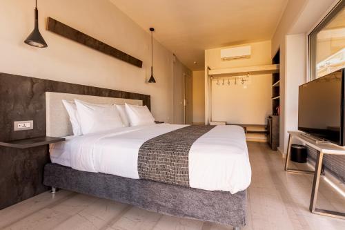 Una cama o camas en una habitación de BOUTiE Executive, a KalamataStay Property