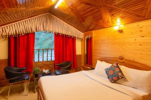 Schlafzimmer mit einem Bett und einem Fenster mit roten Vorhängen in der Unterkunft Hotel Majestic Grand in Shimla