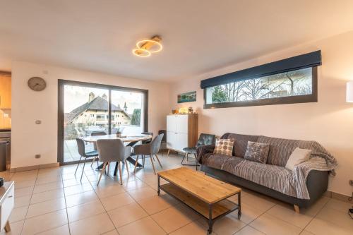 un salon avec un canapé et une table dans l'établissement Zenolac magnifique appartement avec vue sur les montagnes, à Sévrier