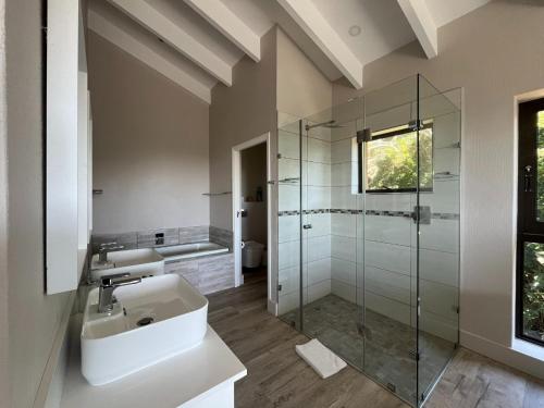 y baño con lavabo y ducha acristalada. en San Lameer Villa - 14306 - 5 Bedroom Luxury - 10 pax - San Lameer Rental Agency, en Southbroom