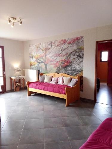 un lit dans une chambre avec un tableau sur le mur dans l'établissement Auberge les Volpilières, à Ruynes-en-Margeride
