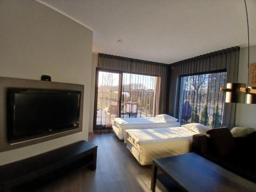 pokój hotelowy z 2 łóżkami i telewizorem z płaskim ekranem w obiekcie Kannikese Exclusive Guesthouse w mieście Eametsa