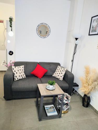 un salon avec un canapé et une table dans l'établissement Studio coin nuit, Entre plage et centre, à Marseille