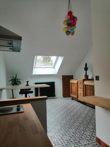 un grand salon avec une table et une fenêtre dans l'établissement Appartement 55m2 dans maison, à Gruffy