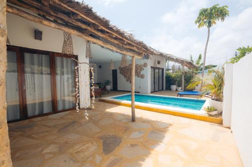 une image d'une villa avec une piscine dans l'établissement Bukoba Villas - Lily - Private Pool, AC & Wi-Fi, à Nungwi