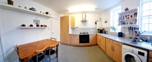 een keuken met een wastafel en een tafel. bij Double room near Highgate in Londen