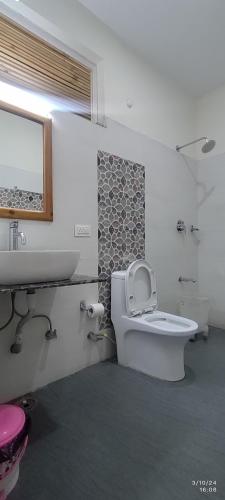 Gallery image of Tirthan Grand Riverside in Banjār