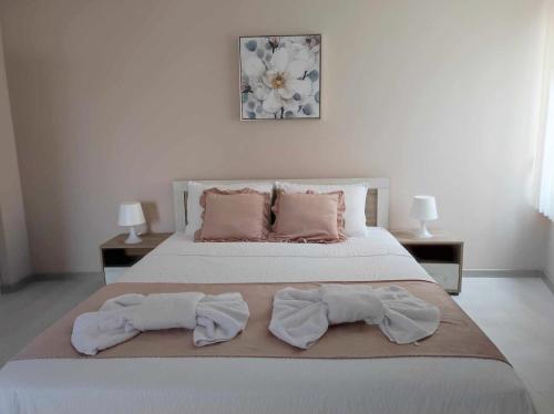 een slaapkamer met een bed met twee handdoeken erop bij DiP HOME APARTMENTS in Pomorie