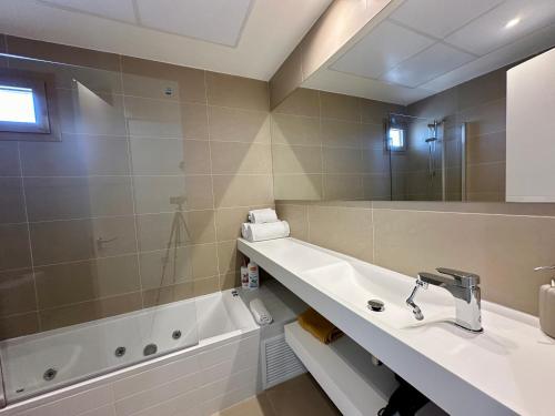 ein Badezimmer mit einem Waschbecken und einer Badewanne in der Unterkunft Intempo Seaview Luxury Reinapart in Benidorm