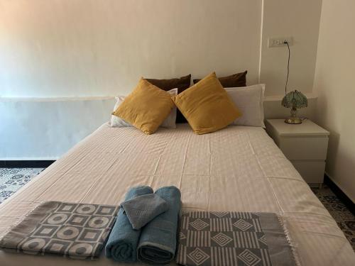 a bed with two blue mitts on top of it at ILA Villa in Vajapūr