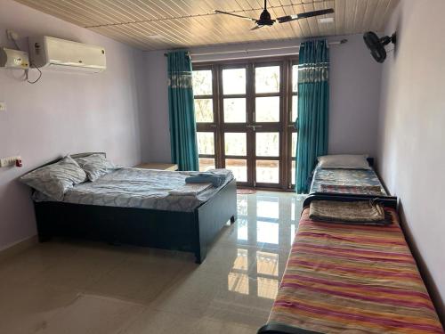 a bedroom with two beds and a window at ILA Villa in Vajapūr