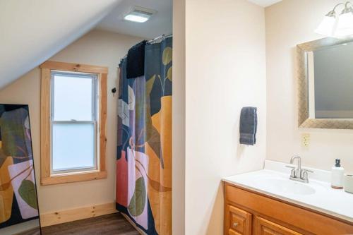 een badkamer met een wastafel en een raam bij Adventurer's Home by Kingdom Trails and Burke Mtn in East Burke