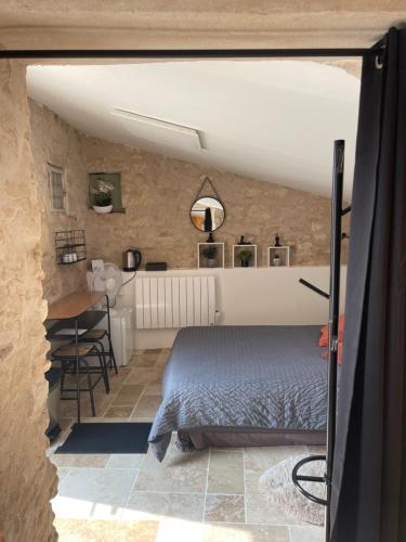 um quarto com uma cama e uma mesa num quarto em Le perchoir nocturne em Payré-sur-Vendée