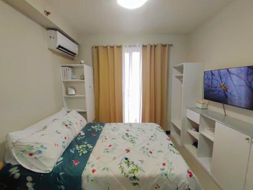 Postel nebo postele na pokoji v ubytování Resort Condo near Beaches in Lapu-Lapu City