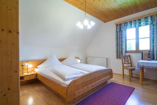 Postel nebo postele na pokoji v ubytování PEISERHOF ferien.wein.gut Südsteiermark