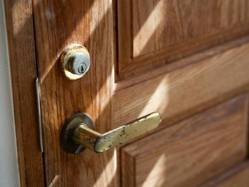 a wooden door with a metal door knob at 恩納Garden Resort Okinawa 希望が丘ビーチまで徒歩10分 in Inbu