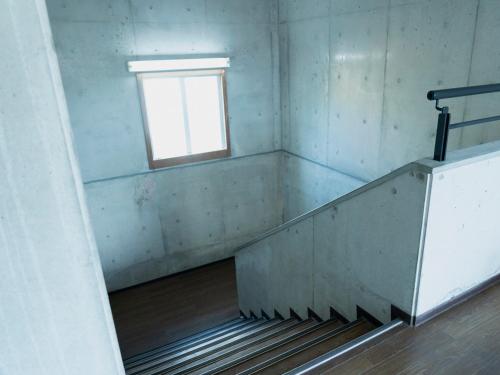 an empty room with a staircase and a window at 恩納Garden Resort Okinawa 希望が丘ビーチまで徒歩10分 in Inbu