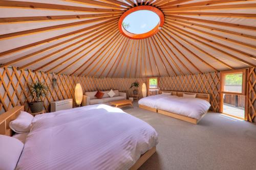 um quarto com duas camas numa tenda em Altitude -アルティチュード-939 富士山の麓グランピング em Fujiyoshida