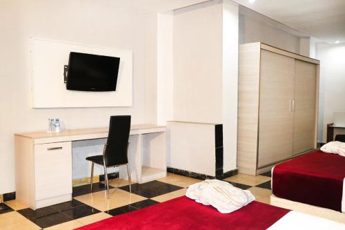 Televisyen dan/atau pusat hiburan di Hôtel Saphir