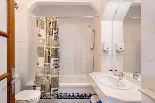 een badkamer met een wastafel, een toilet en een douche bij Apartamento Over The Ocean in Adeje