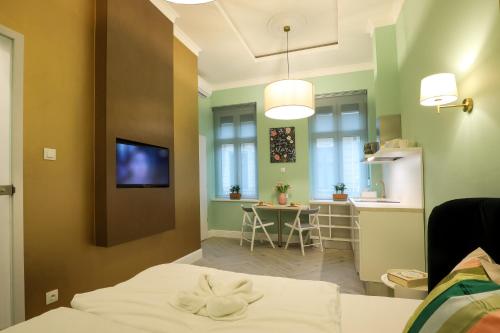 Habitación con cama y cocina con mesa en Ozone Silver&Gold, en Budapest