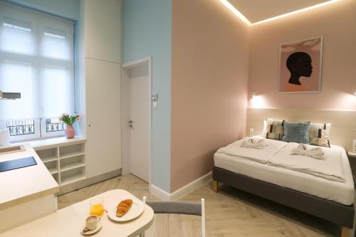 1 dormitorio con cama, mesa y escritorio en Ozone Silver&Gold, en Budapest