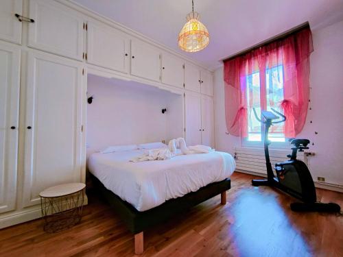 - une chambre avec un lit, une fenêtre et un tapis de course dans l'établissement J Cocoon - Séjour à Auxerre, à Auxerre