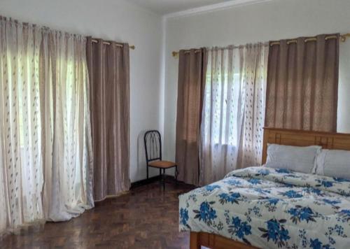 A bed or beds in a room at WHITE HOUSE GARDEN