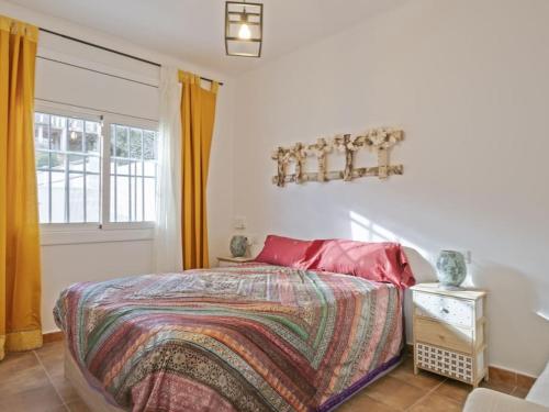 um quarto com uma cama e uma janela em Ca La Carmina em Pontons