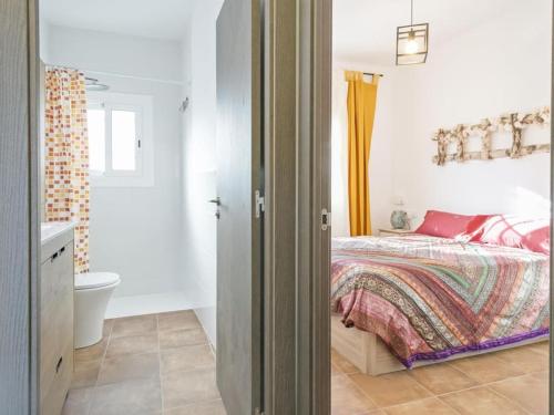 um quarto com uma cama e uma casa de banho em Ca La Carmina em Pontons