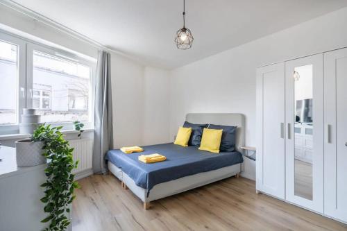 Un pat sau paturi într-o cameră la Modern Apartment for 6 close to the Schanzenviertel - Unit 2