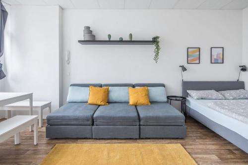 sala de estar con sofá y cama en Spacious 2 BR Apartment Hamburg, en Hamburgo