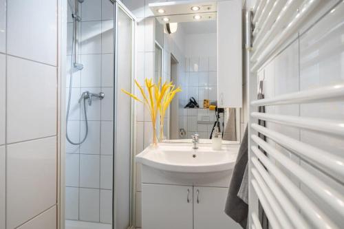 Ένα μπάνιο στο Beautiful 2 Bedroom Apartment incl Parking