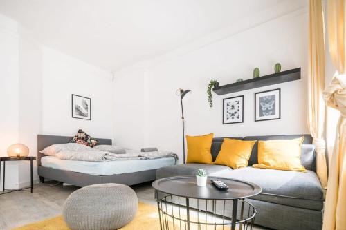 sala de estar con sofá y cama en Two Bedroom Apartment and Bathrooms, en Hamburgo