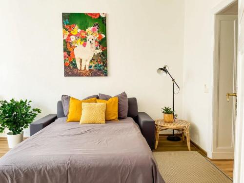 柏林的住宿－Stylish Apartment in convinient location，一间卧室配有一张带黄色枕头的床
