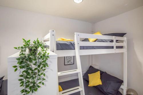 Ce lit se trouve dans un dortoir doté de 2 lits superposés. dans l'établissement Studio Family Loft Self CheckIn Street Parking, à Hambourg