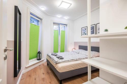 een slaapkamer met groene luiken en een bed bij Charming Apartment in prime location in Hamburg